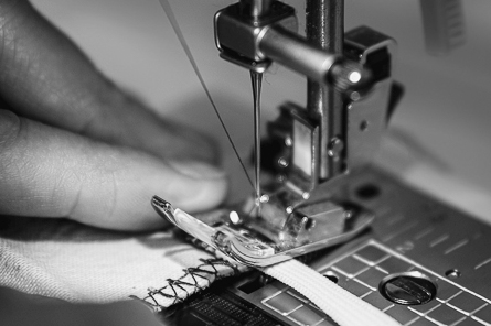 2A Label - Textile - gros plan sur machine à coudre et travail de l'artisan